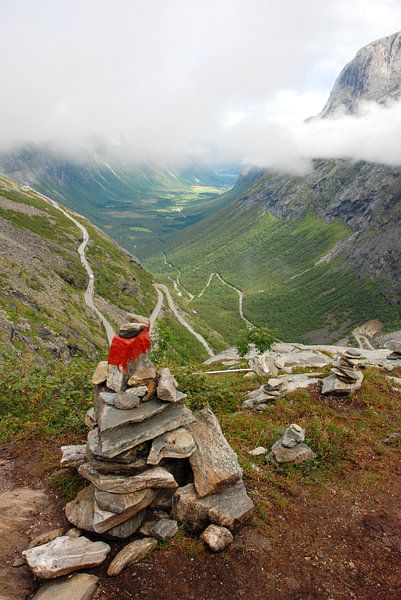 Stapel stenen bij de Trollstigen Noorwegen von Margreet Frowijn
