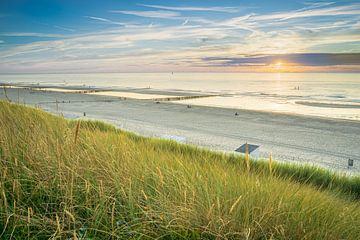 Zomeravond met uitzicht vanaf de Hollandse duinen en ondergaande zon