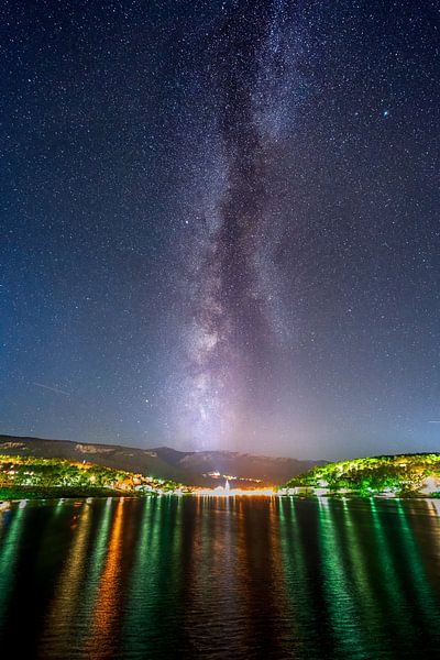 Voie lactée au-dessus de la ville de Jelsa sur l'île de Hvar en Croatie, sur la mer Méditerranée. par Daniel Pahmeier
