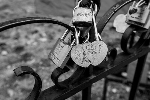 Parijs  l'amour slotje aan een hekje