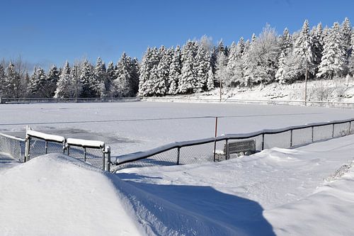Het sportterrein in de winter