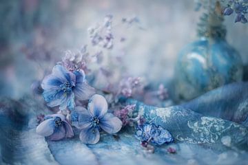 Romantisches Stillleben mit blauen Anemonen und rosa Pfingstrosen, Verträumtes Blumenfoto von Joriali Fotografie und Gemälde