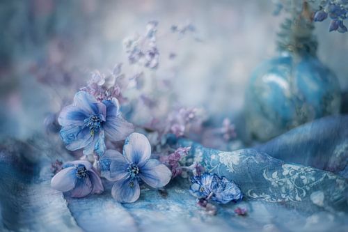 Romantisches Stillleben mit blauen Anemonen und rosa Pfingstrosen, Verträumtes Blumenfoto von Joriali Fine Art