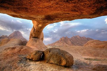 Natuurlijke boog, Spitzkoppe, Namibie  van Fotografie Egmond