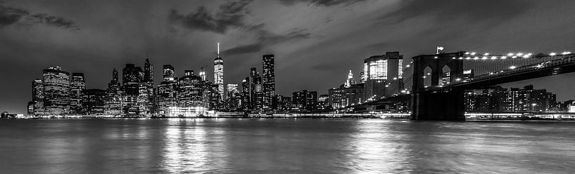 Manhattan Skyline au noir de la nuit et blanc par Tessa Louwerens