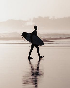Surfer bij zonsondergang op Echo Beach – Canggu, Bali van Ashwien Jurawan