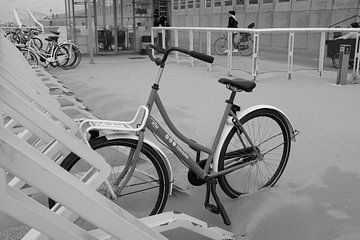 fiets in stalling bij strand van Hofstadfotografie