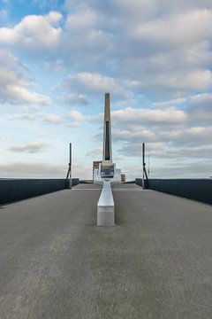 De mooie nieuwe Prins Clausbrug in Dordrecht, frontaal aanzicht van Patrick Verhoef