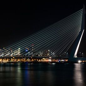 Erasmusbrug by night van MarDie van der Helm