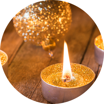 Feestelijk brandende gouden advents- en kerstkaarsen met glinsterende ballen decoratie van Alex Winter