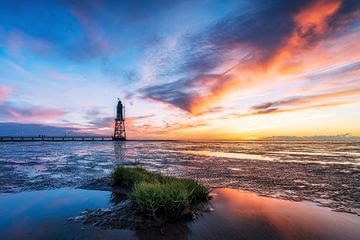 Feuer über dem Watt – Der Leuchtturm Obereversand im Farbenrausch