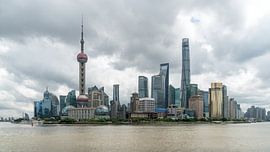 Skyline von Shanghai, Bund, World Financial Center, Oriental Pearl Tower in Shanghai, China von Tubray