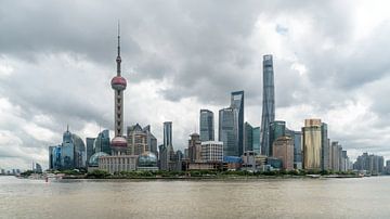 Skyline van Shanghai, Bund, World Financial Center, Oriental Pearl Tower in Shanghai, China van Tubray