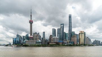 Skyline von Shanghai, Bund, World Financial Center, Oriental Pearl Tower in Shanghai, China von Tubray