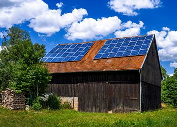 Alternatieve energie met fotovoltaïsche panelen op een schuur van ManfredFotos