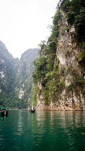 Rotsformaties op het water in Khao Sok