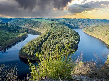 Landschaft mit Saaleschleife in Thüringen von Animaflora PicsStock