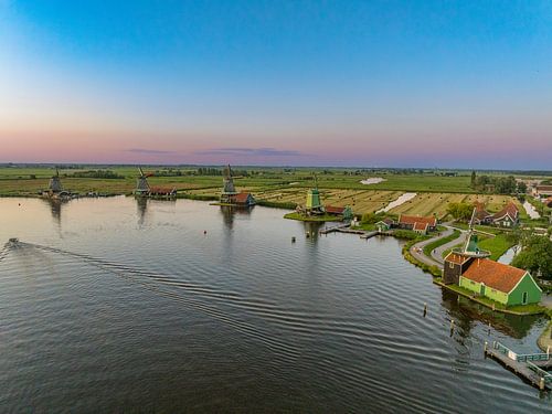 Zaanse Schans windmolens tijdens een zomerse zonsondergang in Holland