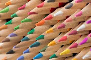 Abstract composition of a set wooden colour pencils sur Tonko Oosterink