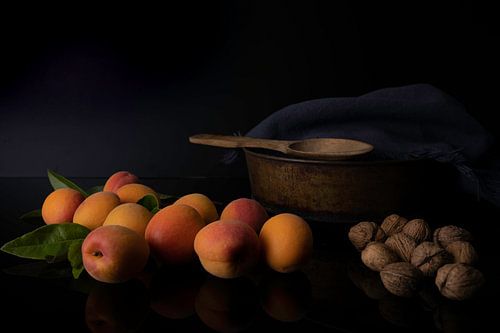 Nature morte abricots et noix avec vieux moule et cuillère en bois