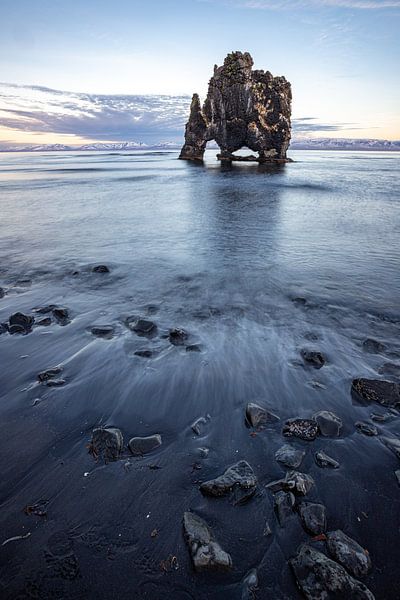 Dinosaurus rots in IJsland (Hvitserkur) 2 van Albert Mendelewski