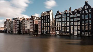 Dansende huizen in Amsterdam - Amstel Amsterdam van Jolanda Aalbers