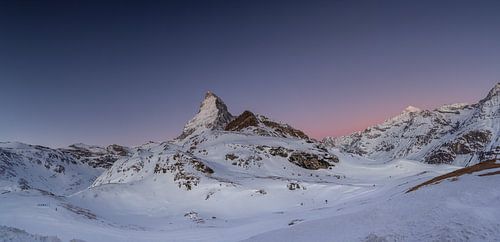 Panorama Schneebedecktes Matterhorn im Winter hoch über Zermatt bei Sonnenaufgang in der Dämmerung.