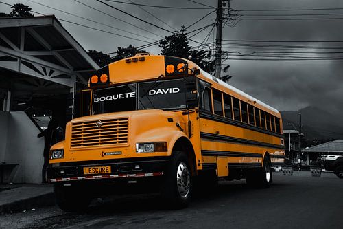 Alter gelber Schulbus in Panama - Schwarz, weiß und gelb