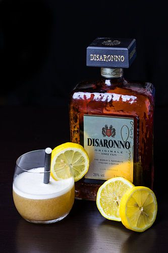 Disaronno sour cocktail met citroen als garnering