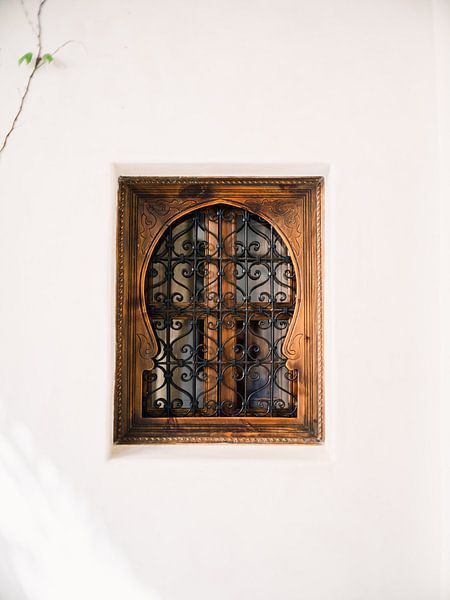 Arabisches Fenster voller Details und Handwerkskunst von Raisa Zwart