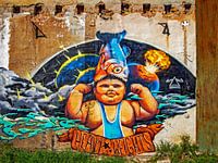 Vrolijke graffiti art op heel oude verweerde muur