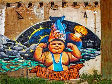Graffiti-Kunst auf sehr alter, verwitterter Wand von Stephaniek Putman