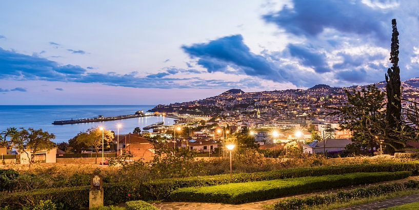 Altstadt von Funchal auf Madeira bei Nacht von Werner Dieterich