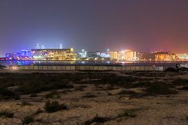 Vue de la ville de Dubaï de nuit sur MPfoto71