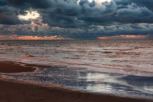 Donkere wolkenlucht bij zonsondergang boven Noordzee van Simone Janssen