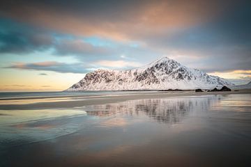 Landschap met besneeuwde bergen en strand op de Lofoten van Chris Stenger