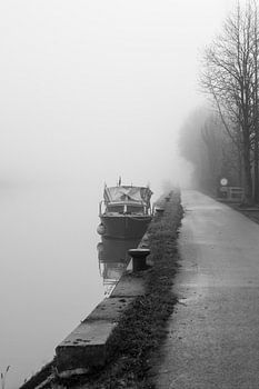 vertäutes Boot im Nebel