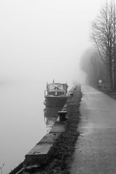 vertäutes Boot im Nebel von JustPictures_bySven