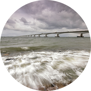 Zeelandbrug tijdens een stormachtige zomerdag van Dennisart Fotografie