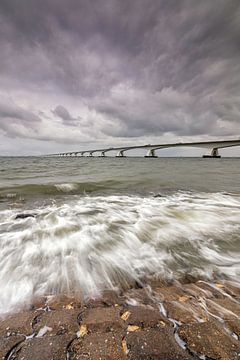 Zeeland-Brücke an einem stürmischen Sommertag