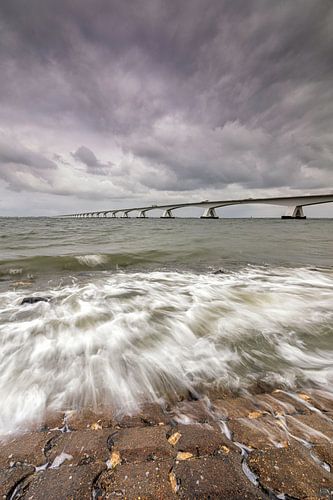 Zeelandbrug tijdens een stormachtige zomerdag