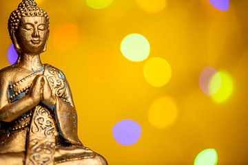 Gouden Boeddha voor een gele cirkel van licht van Alexander Baumann