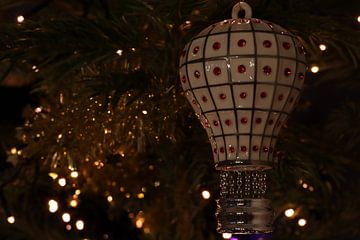 Boule de Noël d'une montgolfière sur Nicole Van Stokkum