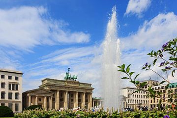 Brandenburger Tor Berlin met fontein van Frank Herrmann