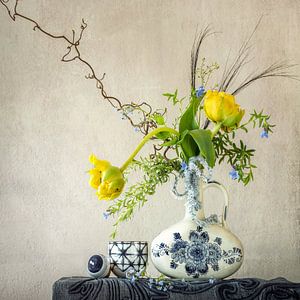Stilleben mit Blumen. In Gelb und Delfter Porzellan.