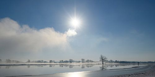 Nevel die opstijgt uit de IJssel tijdens een koude winter