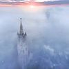 Soleil levant sur les tours de Gand enveloppées de brume (1) sur Luc van der Krabben