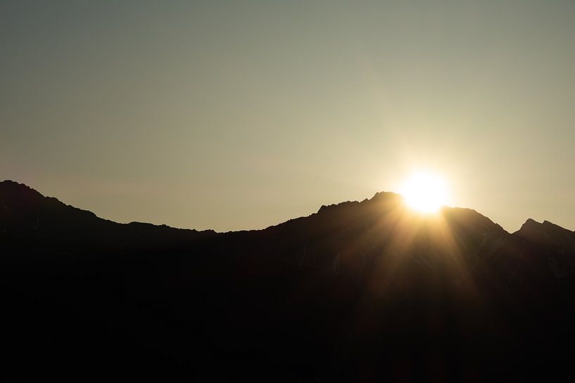 Sunrise in Jasper from behind the mountain by Eline Huizenga