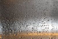 Gouttes d'eau condensées sur un verre rempli d'eau