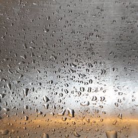 Gecondenseerde waterdruppels op een glas vol met water van UN fotografie